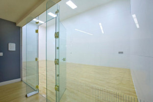 empty indoor racquetball court